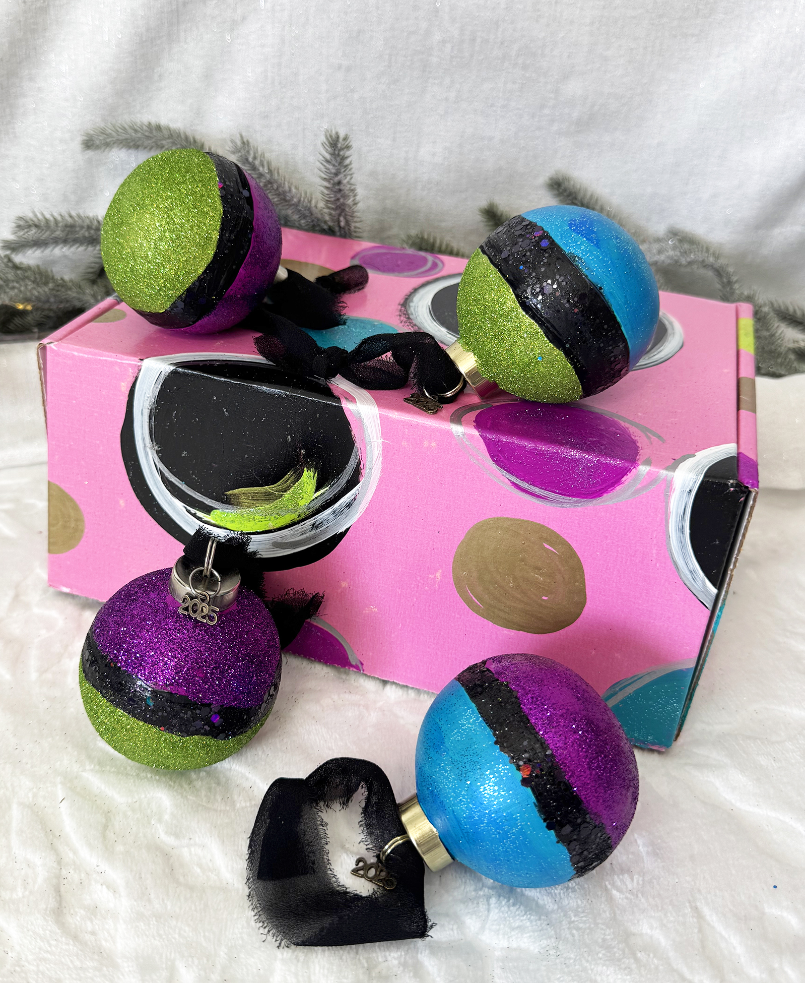 25 Jazzy ornaments on box, ©Dawn South